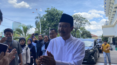 Mensos Saifullah Yusuf Jenguk Korban Ledakan SMAN 72 di RS Islam Cempaka Putih