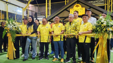 Ketua Umum Golkar, Bahlil Lahadalia Resmikan Yellow Racquet Club