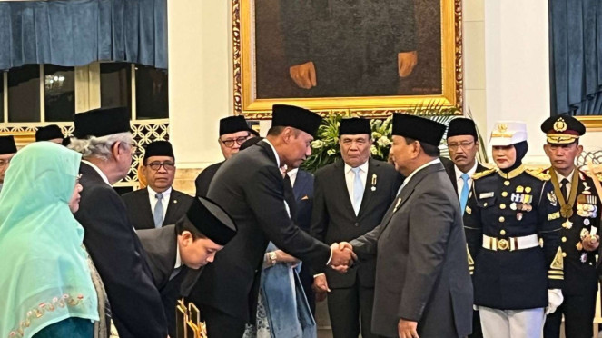 Presiden RI Prabowo Subianto memberikan plakat gelar pahlawan Sarwo Edhie Wibowo