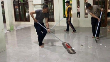 SMAN 72 Jakarta, Kelapa Gading, Jakarta Utara, dibersihkan polisi pascaledakan