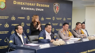Dirreskrimum Polda Metro Jaya Kombes Pol Iman Imanuddin (kedua dari kiri)