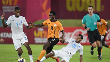 Pemain Honduras (jersey putih) saat menghadapi Zambia