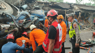 Evakuasi korban kecelakaan truk di Jalan Purworejo-Magelang
