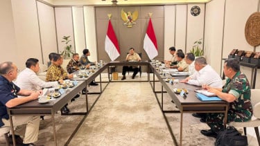 Presiden RI Prabowo Subianto menggelar rapat di Halim