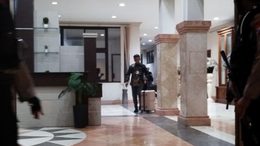 Petugas KPK membawa koper hasil penggeledahan Kantor Bupati Ponorogo