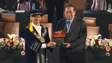 Presiden ke-6 RI Susilo Bambang Yudhoyono (SBY) menerima penghargaan ITS