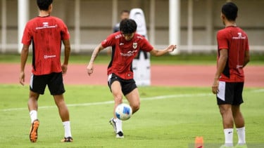 Pemain Timnas Indonesia U-23, Luke Keet (tengah) bersama Rafael Struick 