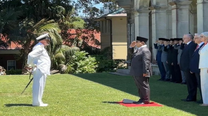 Presiden Prabowo Subianto memberi hormat ke Gubernur Jenderal Australia