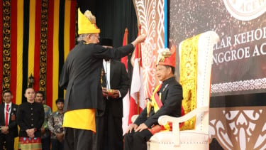 Mendagri Tito Terima Gelar Kehormatan Petua Panglima Hukom dari Lembaga Wali Nanggroe Aceh