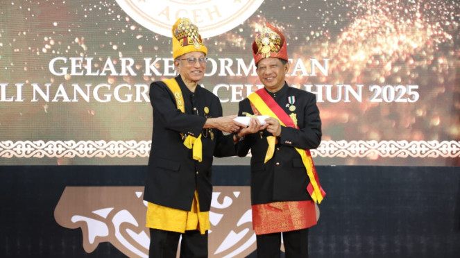 Mendagri Tito Terima Gelar Kehormatan Petua Panglima Hukom dari Lembaga Wali Nanggroe Aceh