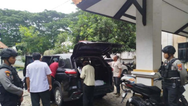 Tim KPK saat menggeledah mobil dinas milik Kepala Disbudparpora Ponorogo