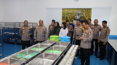 Wakapolri Komjen Dedi Prasetyo meninjau SPPG Polri di Tajurhalang