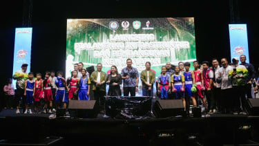 Menteri Koordinator Bidang Infrastruktur dan Pembangunan Kewilayahan Agus Harimurti Yudhoyono (AHY) saat menghadiri ‘Pesta Rakyat 2’ yang digagas oleh Anggota DPR RI, Hillary Brigitta.