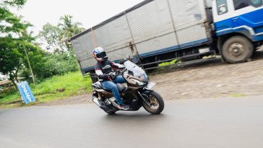 Ilustrasi touring jarak jauh naik motor
