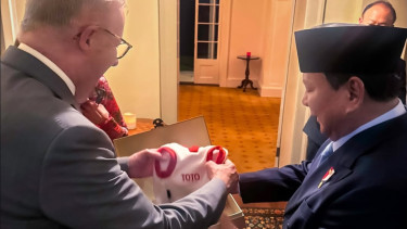 Presiden RI Prabowo Subianto memberikan hadiah untuk Toto, anjing kesayangan PM Australia, Anthony Albanese 