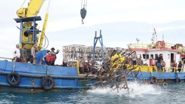 Polda Babel Buang Knalpot Brong ke Laut