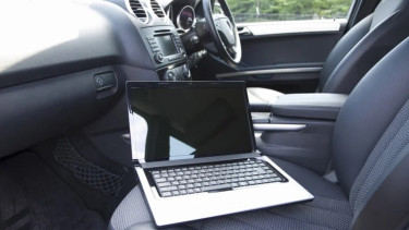 Ilustrasi laptop di dalam mobil