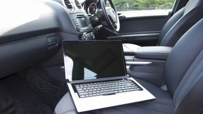 Ilustrasi laptop di dalam mobil