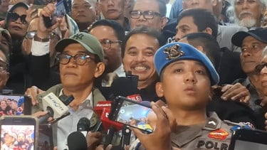 Eks Menpora, Roy Suryo (tengah)
