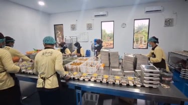 Suasana dapur MBG di Brebes saat akan menyiapkan untuk disalurkan ke sekolah