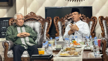 Ketua Umum Partai Persatuan Pembangunan (PPP) Muhamad Mardiono (kanan)