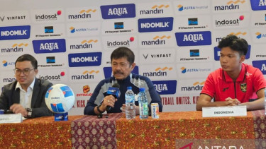 Pelatih Timnas Indonesia U-23, Indra Sjafri (tengah)