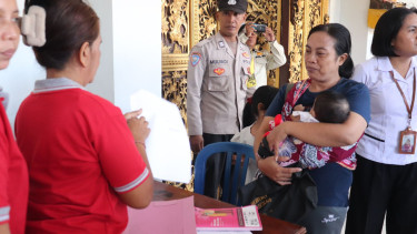 Ilustrasi cara menekan stunting, 1. Menguatkan Sinkronisasi dan Keakuratan Data, 2. Pemeriksaan Serentak hingga ke Pelosok, 3. Memperkuat Peran Tenaga Kesehatan dan Kader Posyandu, 4. Kerja Sama Lintas Sektor dan Keterlibatan Keluarga