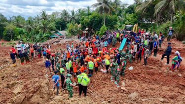 Evakuasi korban bencana longsor di Kecamatan Majenang, Kabupaten Cilacap