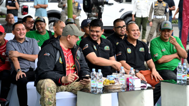 Gubernur Sumut Bobby Nasution (tengah)