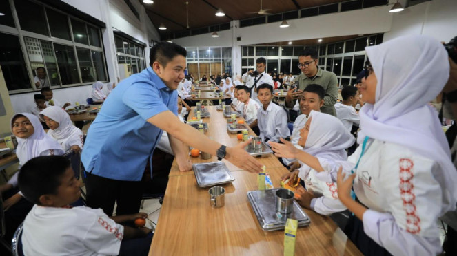 Seskab Teddy Indra Wijaya saat mengecek program MBG