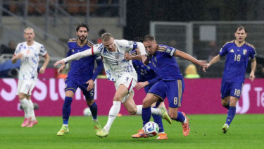 Pemain Timnas Italia, Davide Frattesi duel dengan Erling Haaland