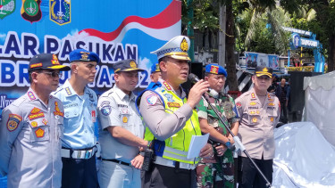 Direktur Lalu Lintas Polda Metro Jaya, Komisaris Besar Polisi Komarudin (tengah)