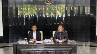 Hakim Konstitusi Arsul Sani (kanan) menjawab tudingan ijazah palsu