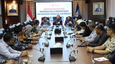 Wakil Ketua MPR RI, Edhie Baskoro Yudhoyono (tengah)