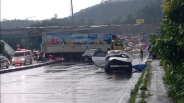Kecelakaan truk tabrak sejumlah mobil di turunan Bawen, Kabupaten Semarang 