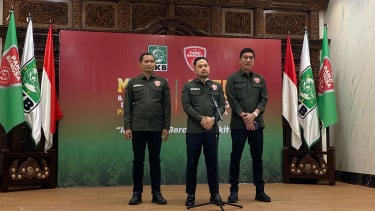 Ketua Umum Dewan Komando Pusat (DKP) Panji Bangsa, Rivqy Abdul Halim (tengah)