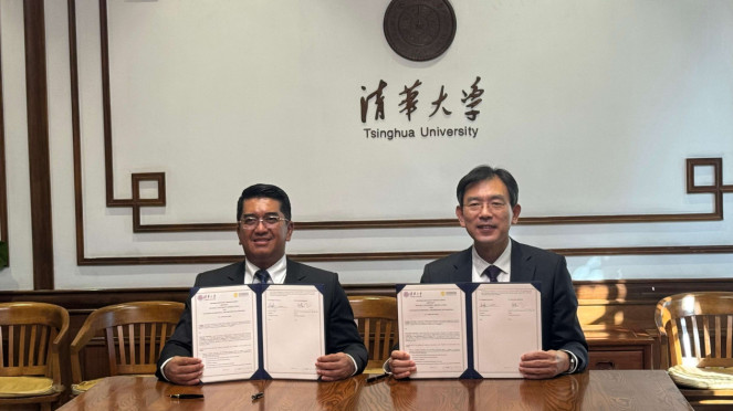 Rektor UI Prof. Heri menandatangani MoU dengan Tsinghua University di Beijing