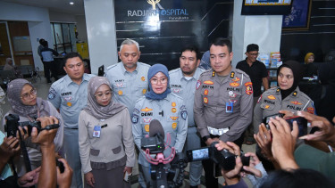 Plt Direktur Utama Jasa Raharja Dewi Aryani Suzana (tengah)