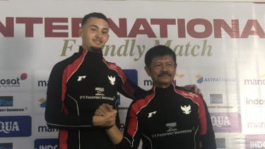 Pelatih Timnas Indonesia U-22, Indra Sjafri (kanan)