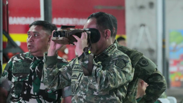 Panglima TNI Jenderal Agus Subiyanto meninjau latihan operasi terjun malam.