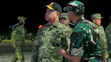 Panglima TNI Jenderal Agus Subiyanto meninjau latihan operasi terjun malam 