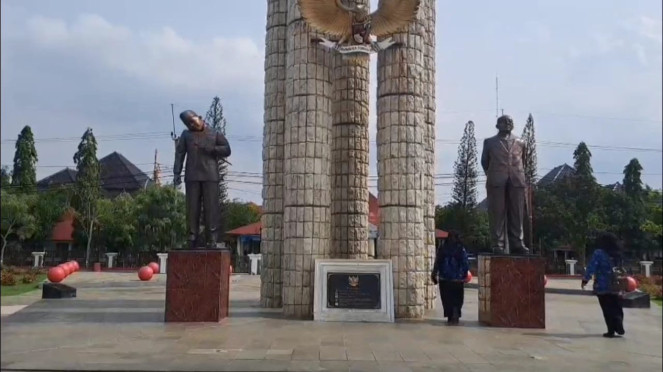 Patung Bung Karno miring di Alun-alun Indramayu, Jabar