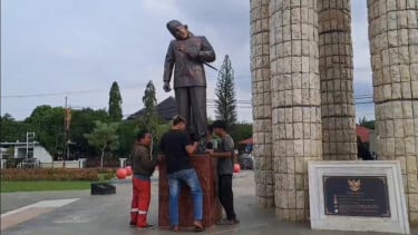 Patung Bung Karno miring di Alun-alun Indramayu, Jabar