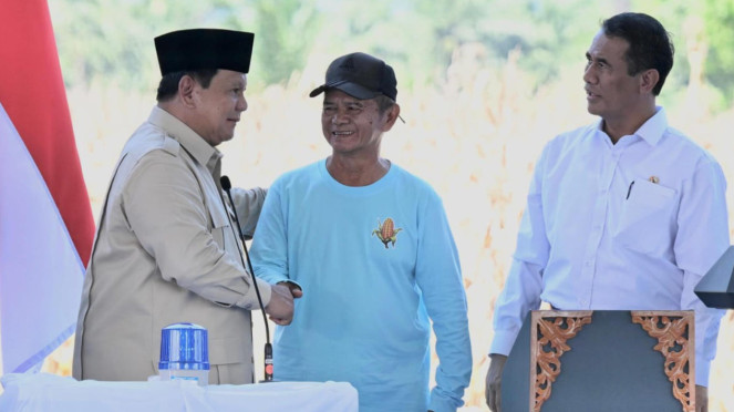 Presiden Prabowo bersama petani dan Menteri Pertanian Andi Amran Sulaiman 