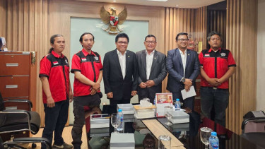 Anggota Komisi V DPR RI Hanan A Rozak (tengah dari kanan).