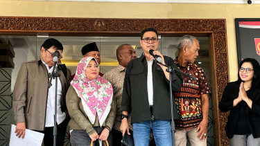Kritikus politik Faizal Assegaf (tengah)