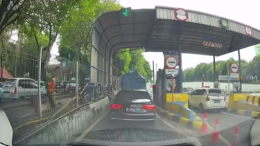 Mobil Audi terobos gerbang tol