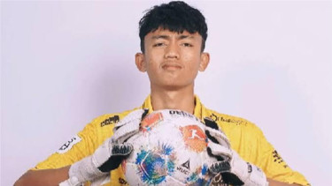 Rizki Nur Fadhilah, remaja asal Bandung, Jawa Barat, 1. Isu Tawaran Seleksi PSMS Medan dan Iming-iming Bonus iPhone, 2. Keluarga Panik Setelah Tahu Rizki Ternyata Berada di Kamboja dan Dugaan TPPO, 3. Cerita Keluarga: Sering Dihukum dan Dipaksa Bekerja Menipu, 4. Rizki Muncul dan Bantah Pemaksaan: Ke Kamboja Karena Keinginan Sendiri, 5. Polisi Pastikan Rizki Bukan Korban TPPO, Melainkan Operator Penipuan Online