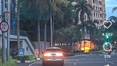 Hyundai Ioniq 5 mundur puluhan meter di SCBD