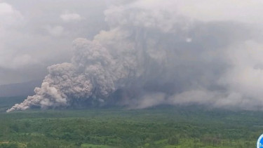 Erupsi Gunung Semeru disertai luncuran awan panas